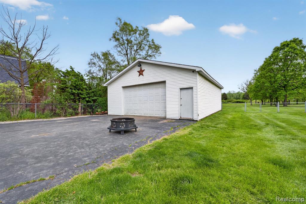 6354 Lapeer Road, Burton, MI 48509 — Photo 35