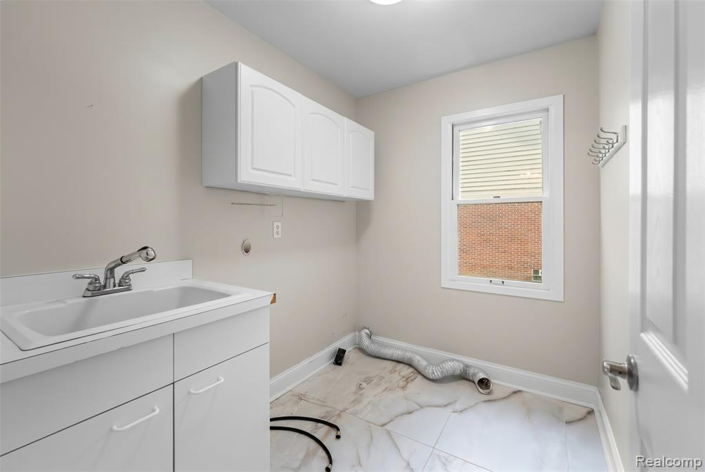 7386 Woodlore Drive, West Bloomfield, MI 48323 — Photo 34