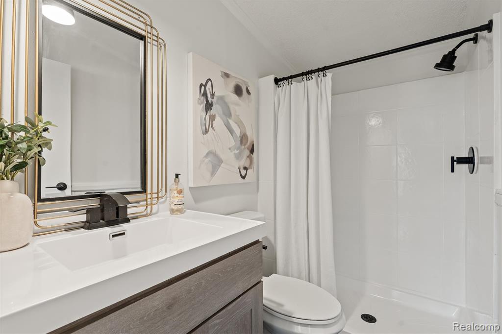 2900 Hensman Street, Keego Harbor, MI 48320 — Photo 17