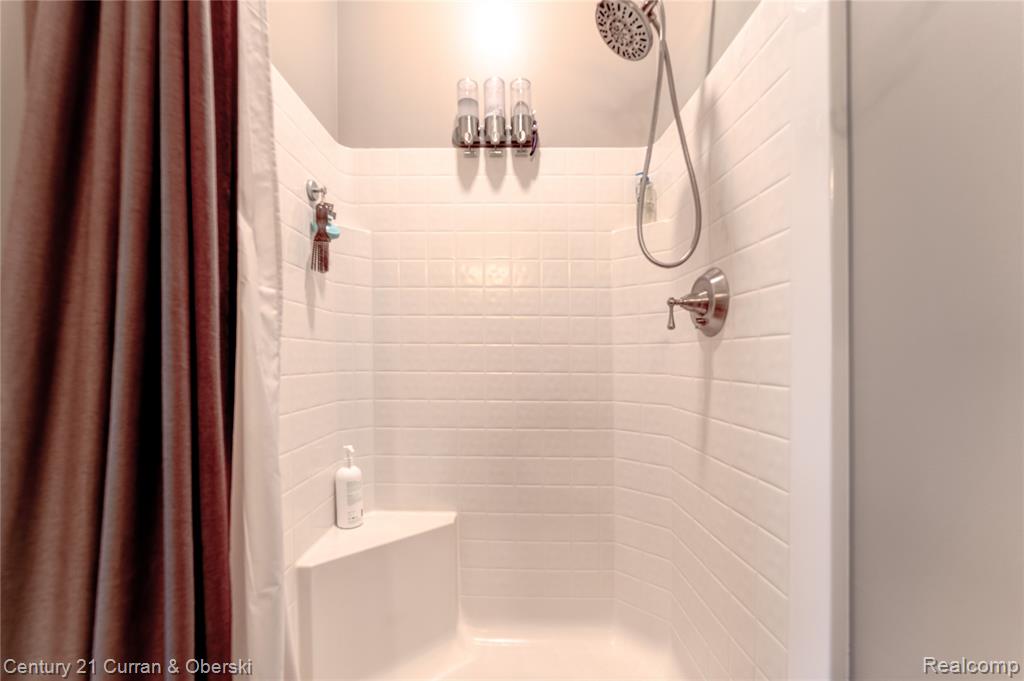 8308 Peninsular Drive, Fenton, MI 48430 — Photo 24