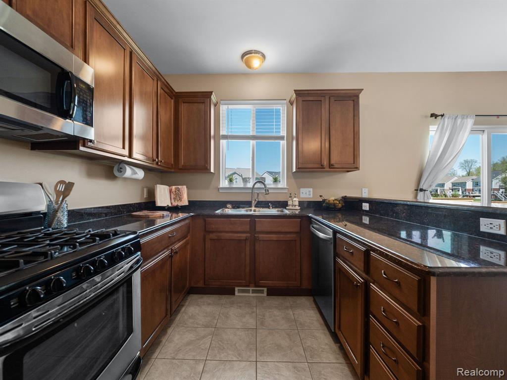 28385 COTTAGE Lane, New Hudson, MI 48165 — Photo 12