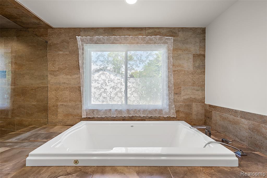5353 W Bloomfield Lake Road, West Bloomfield, MI 48323 — Photo 45