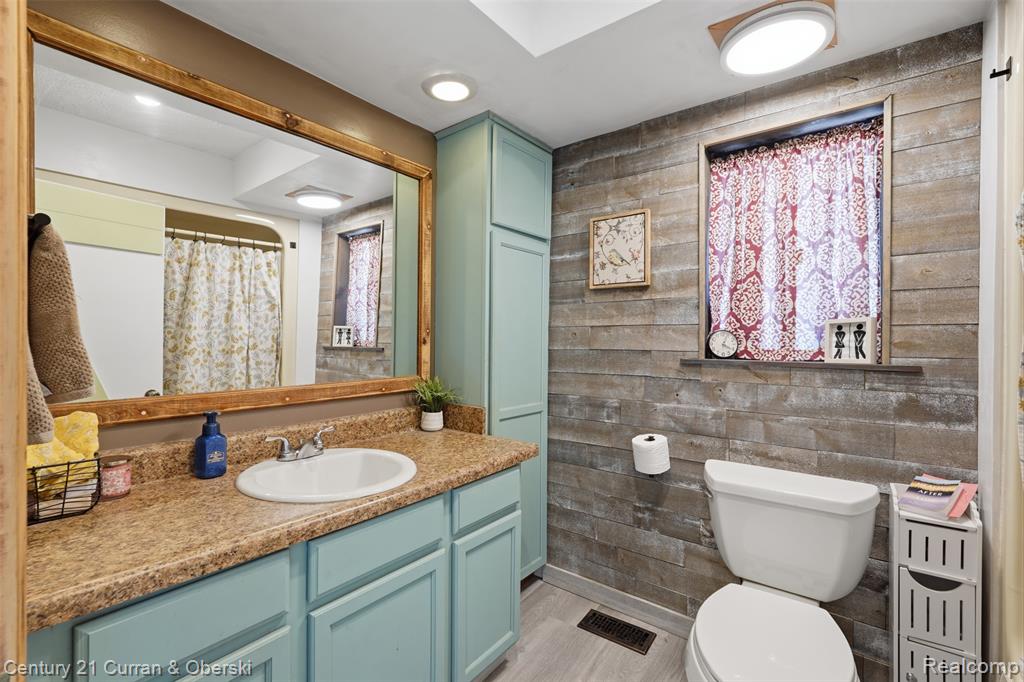 8303 Lagoon Street, Commerce Twp, MI 48382 — Photo 20