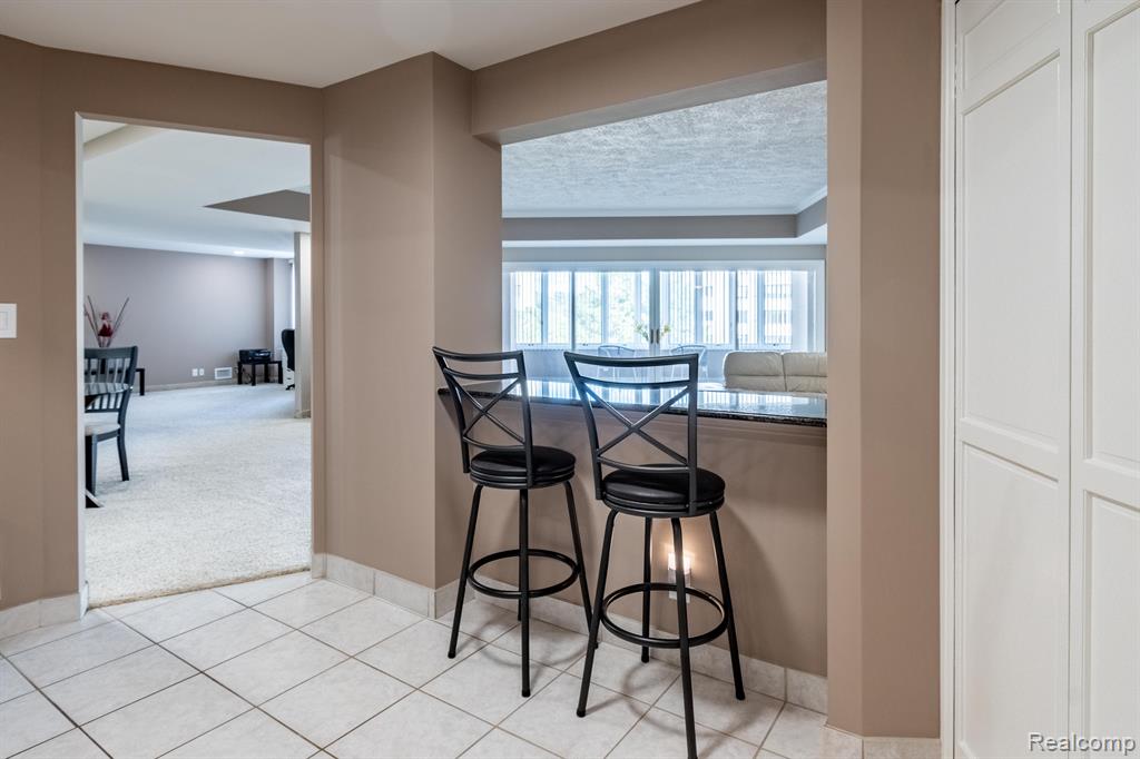 43100 12 OAKS CRESCENT Drive, 4044, Novi, MI 48377 — Photo 6