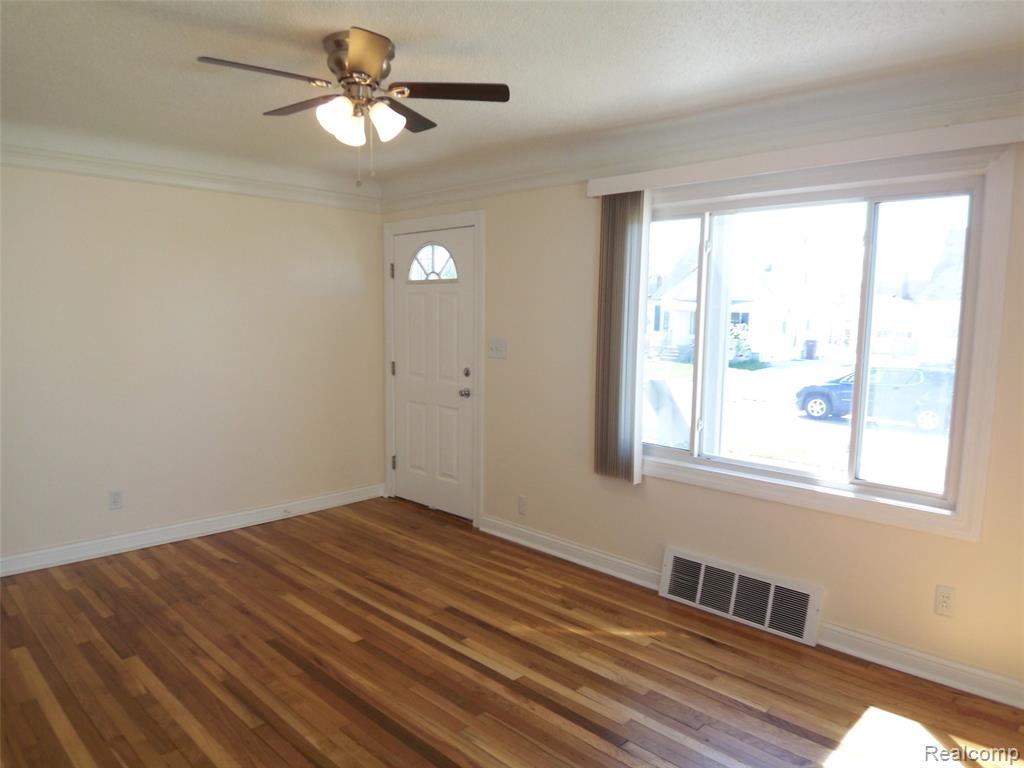 8269 Sterling, Center Line, MI 48015 — Photo 8