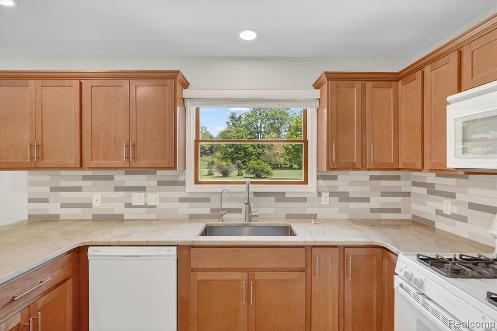 2724 Ore Valley Drive, Hartland, MI 48353 — Photo 18