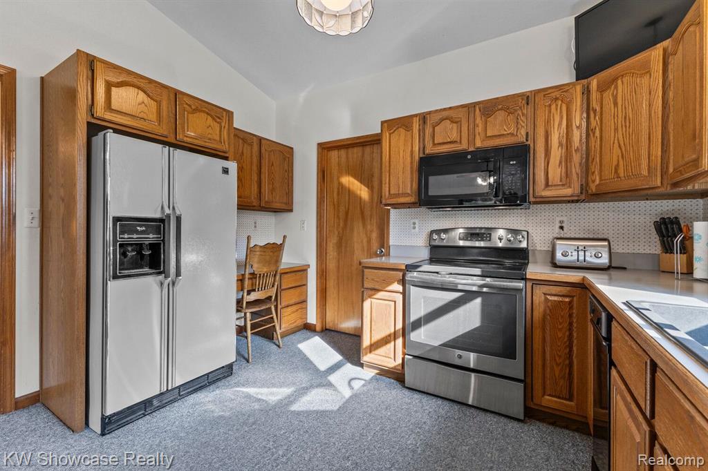 766 WHITE HOUSE Drive, Highland, MI 48356 — Photo 16