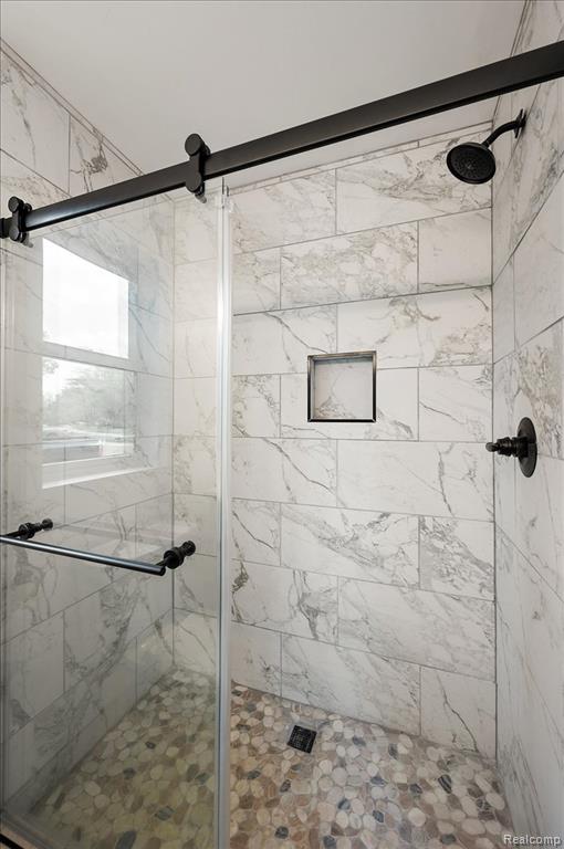 6165 Woodsdale Drive, Grand Blanc, MI 48439 — Photo 24