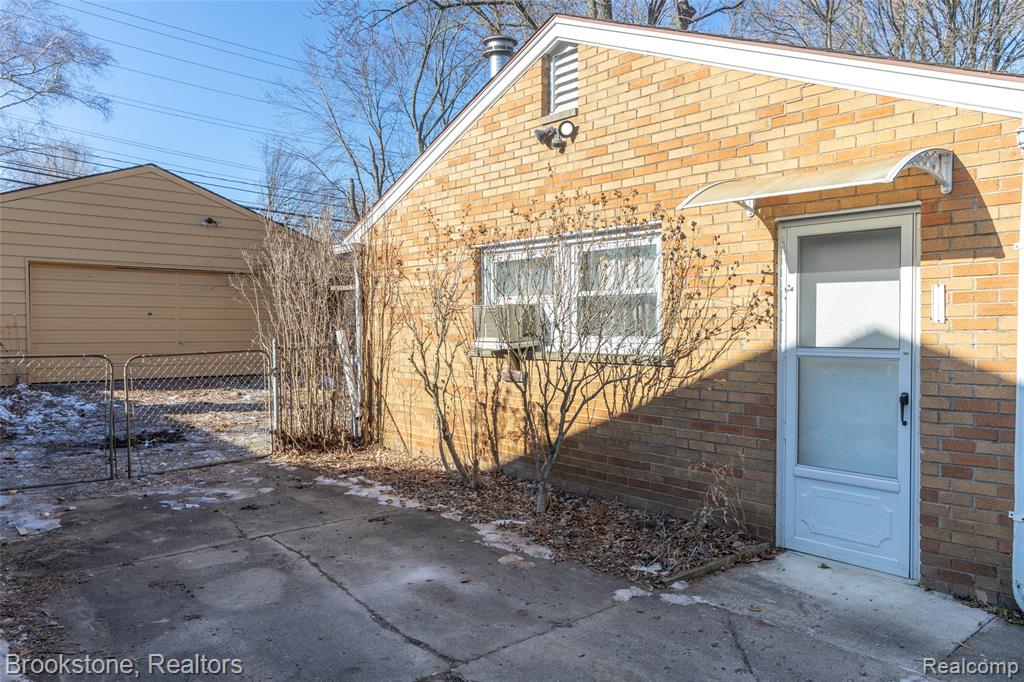 656 S CASS LAKE Road, Waterford, MI 48328 — Photo 11