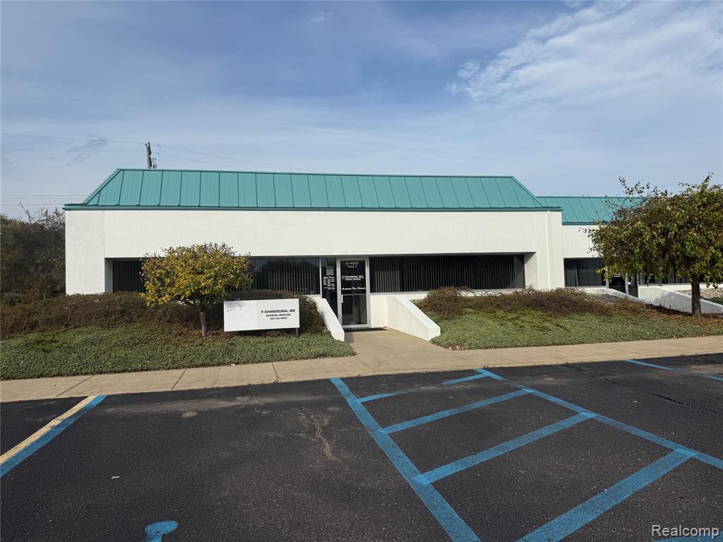 4007 W Court Street, Flint, MI 48532 — front exterior