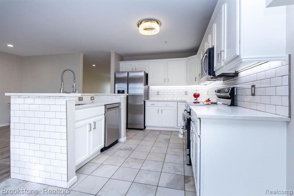 185 Amys Walk, Auburn Hills, MI 48326 — Photo 14