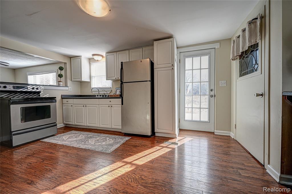 969 Dunreath Street, Walled Lake, MI 48390 — Photo 9