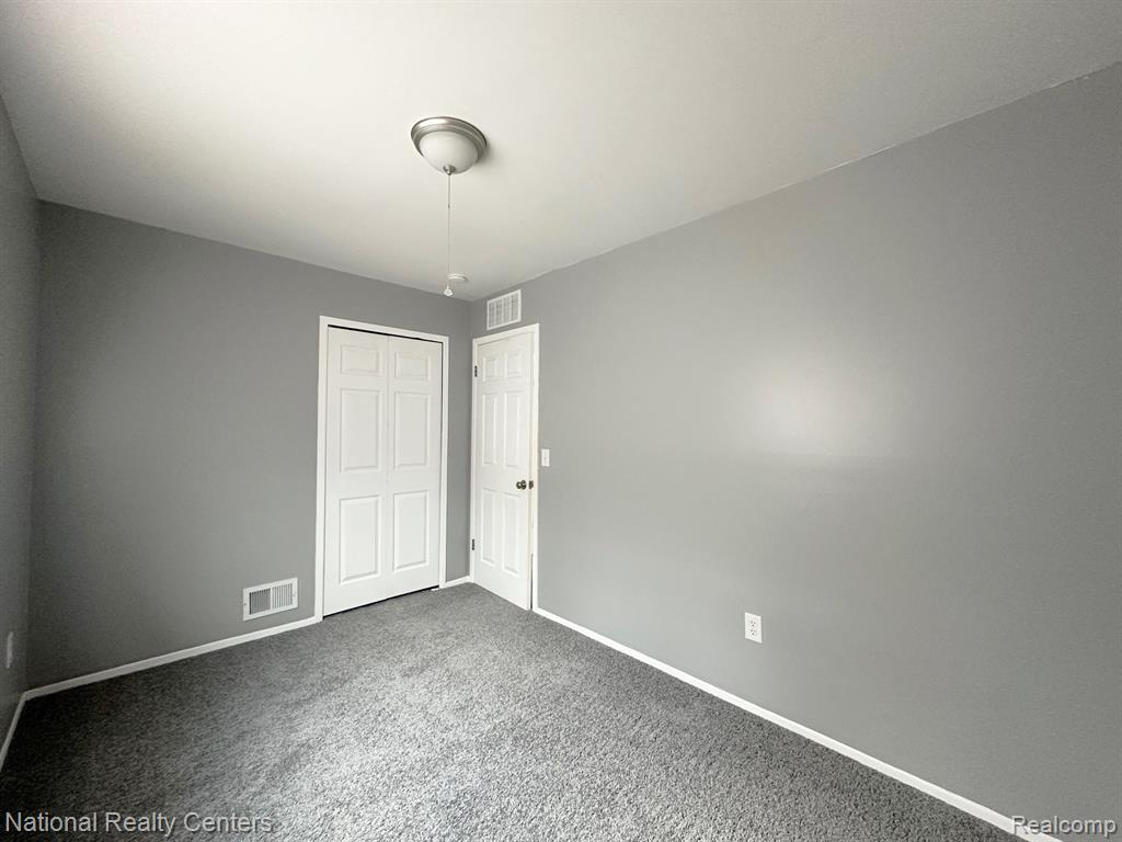 829 W PARKER Avenue, Madison Heights, MI 48071 — Photo 14