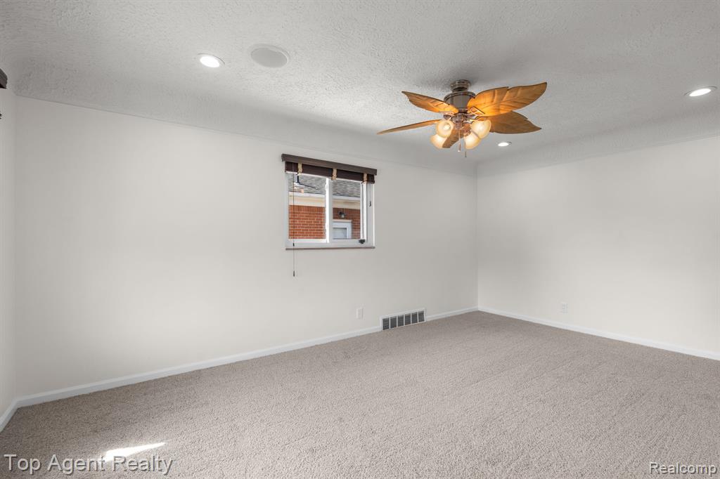 18027 Curtain Avenue, Eastpointe, MI 48021 — Photo 12