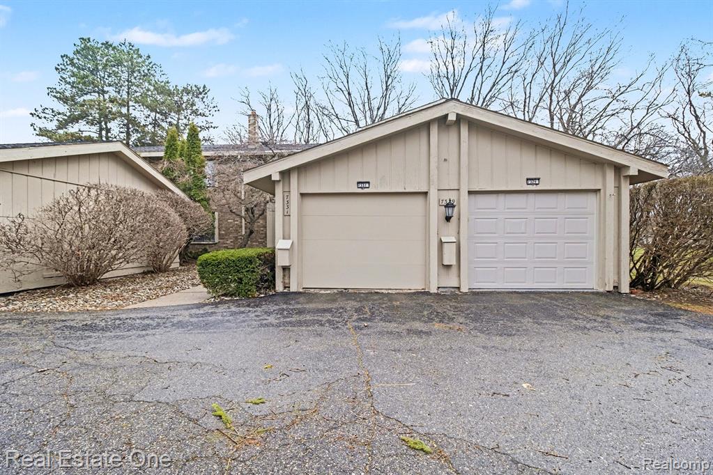 7329 Creek View Circle, West Bloomfield, MI — Photo 39