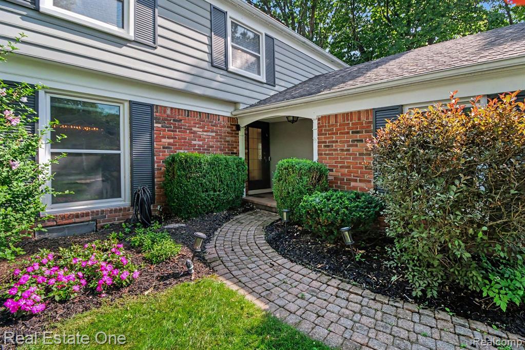 5963 Barnstable Court, West Bloomfield, MI — Photo 3