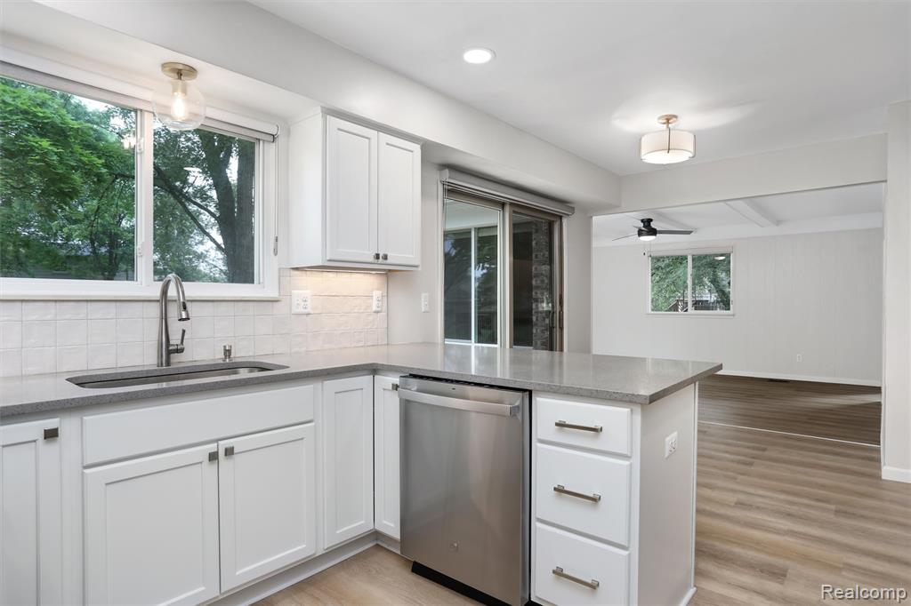 684 Abbey Court, Rochester Hills, MI 48307 — Photo 9