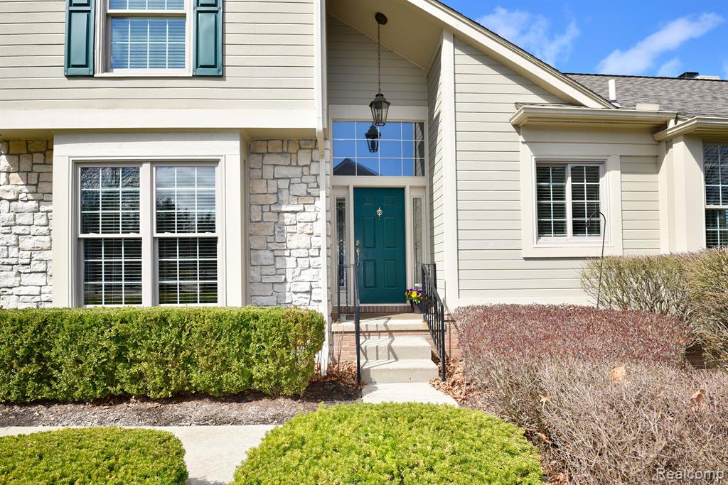 527 Newburne Pointe, 19, Bloomfield Hills, MI 48304 — Photo 2