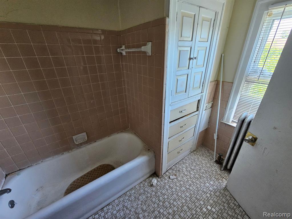 325 W NEVADA Street, Highland Park, MI 48203 — Photo 8
