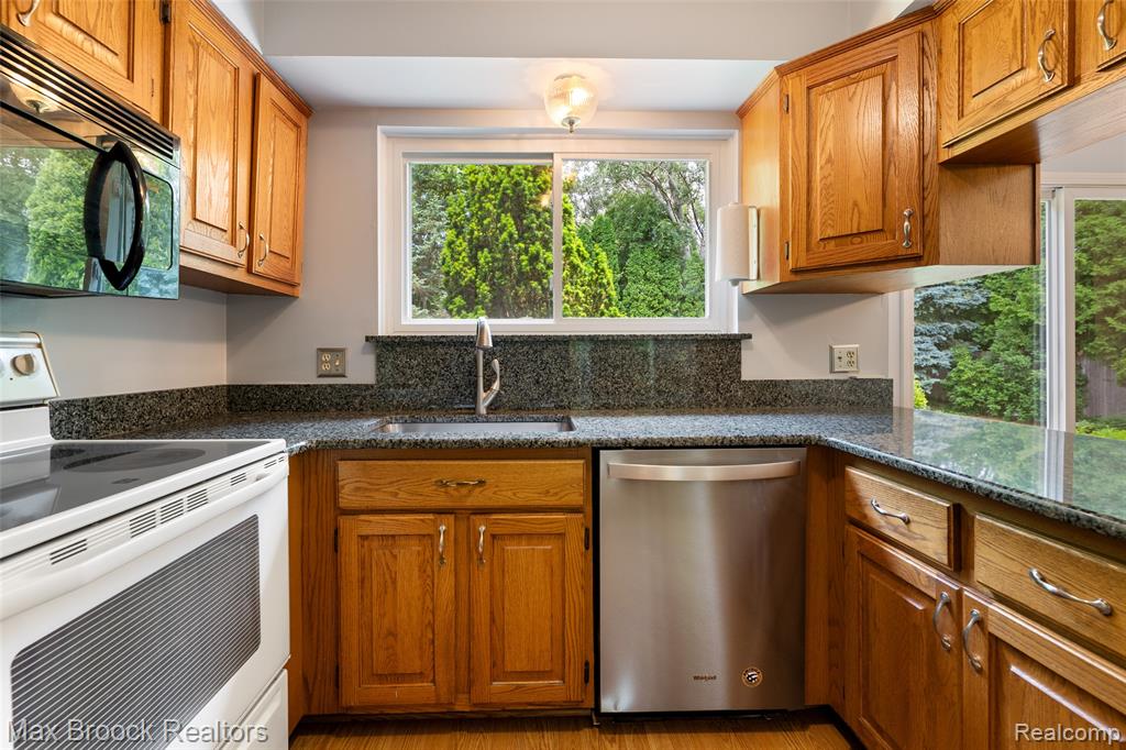 683 Thurber Drive, Troy, MI 48085 — Photo 20