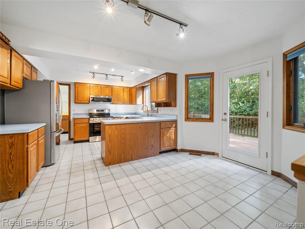 4097 Merna Lane, Milford, MI 48380 — Photo 10