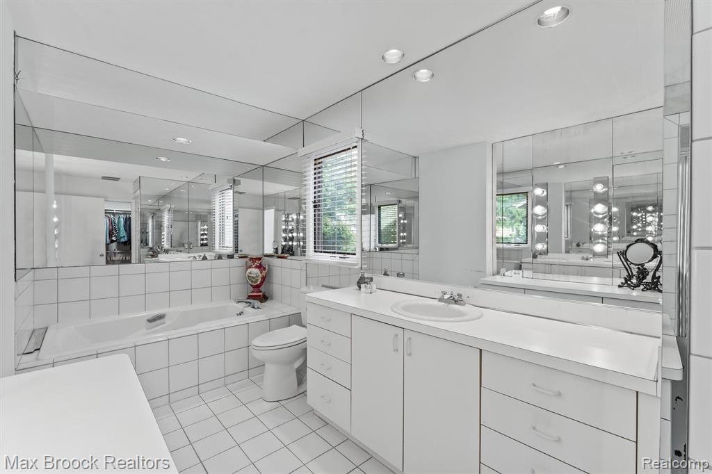 5725 Ridgewood Road, West Bloomfield, MI — Photo 24