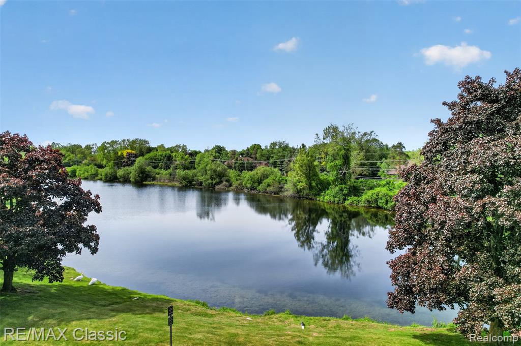 2061 Burgundy Street, West Bloomfield, MI 48323 — Photo 8