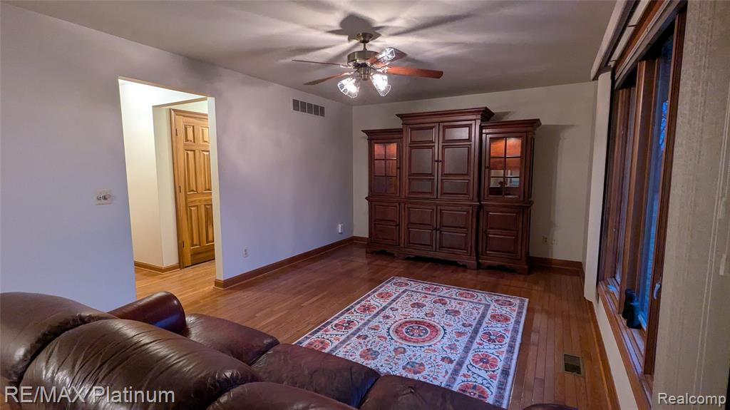 4066 W Knoll, Milford, MI 48380 — Photo 15