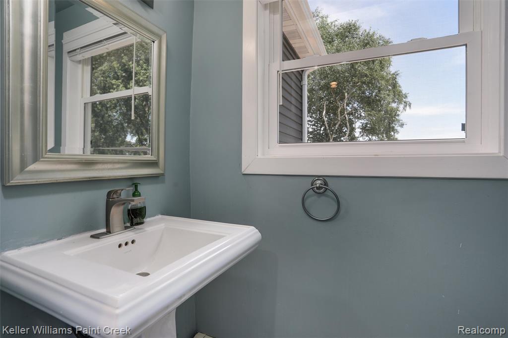 5842 Pleasant Drive, Waterford, MI 48329 — Photo 20