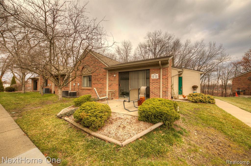 400 SPRING BROOKE Drive, Brighton, MI 48116 — Photo 2