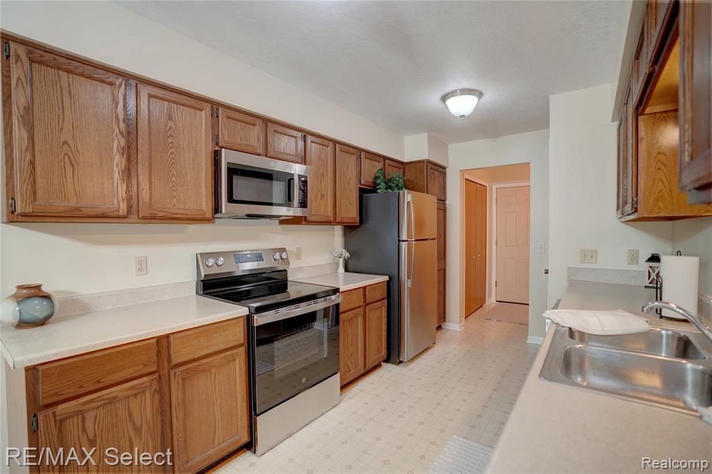 5059 Sandalwood Drive, Grand Blanc, MI 48439 — Photo 10