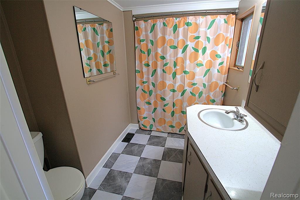 703 Queen Street, Owosso, MI 48867 — Photo 14