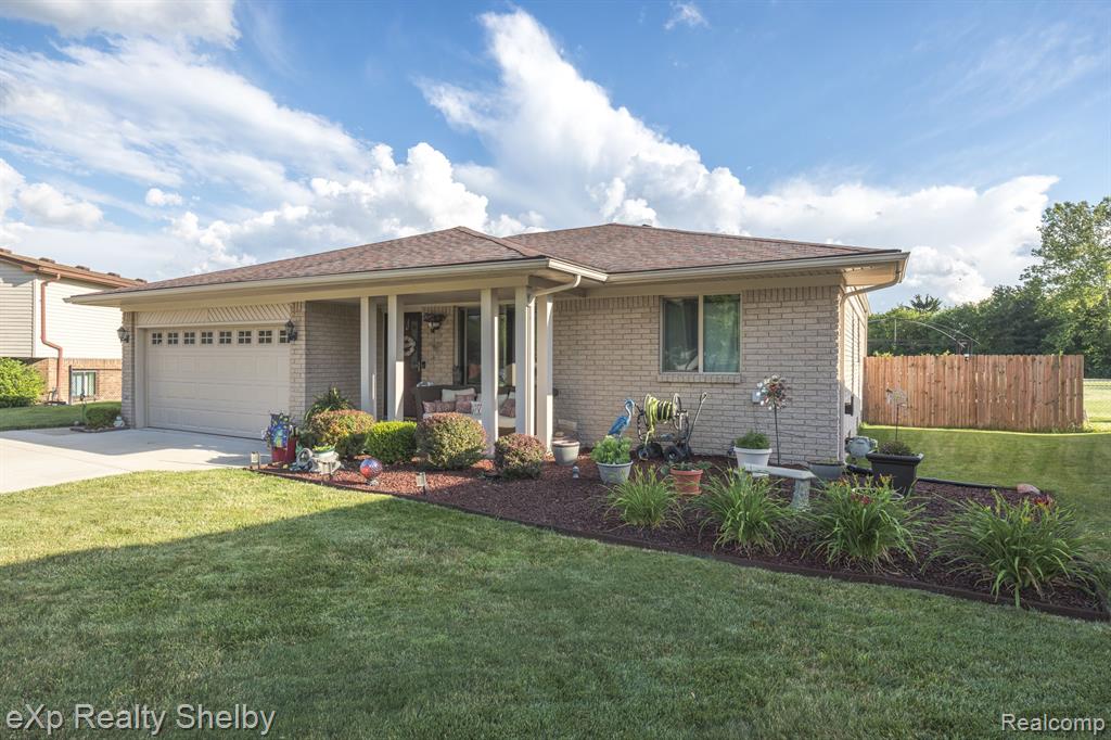 39611 HOLIDAY Drive, Sterling Heights, MI 48313 — Photo 36