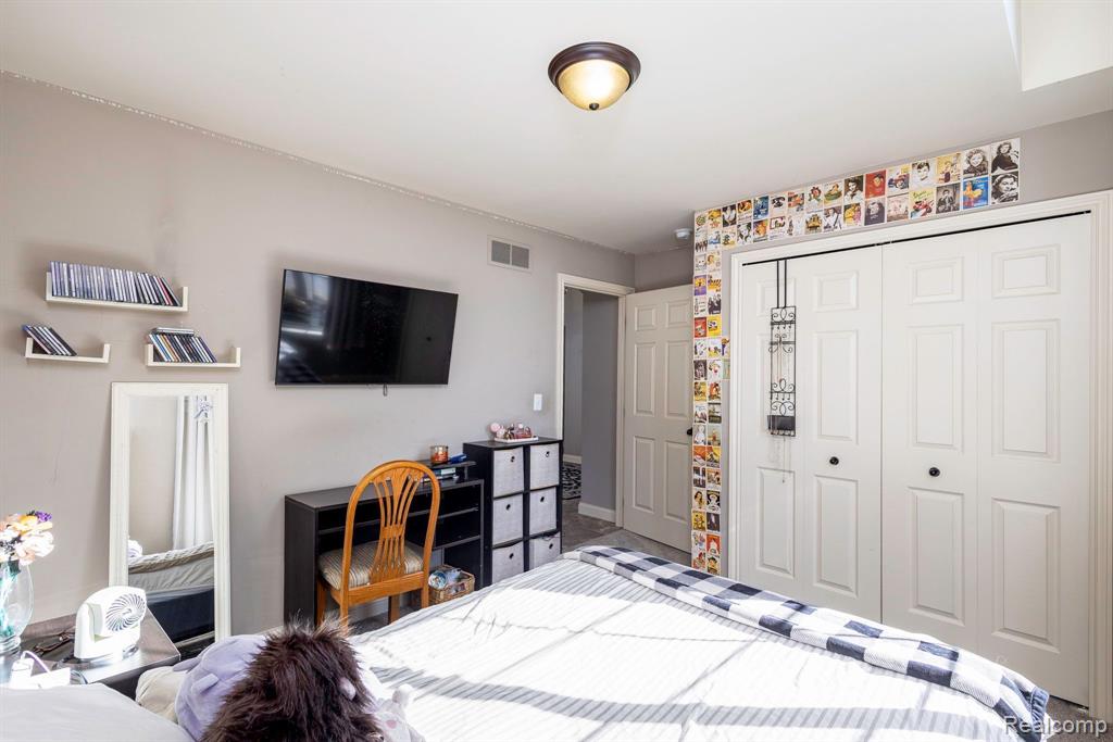 5687 GREGORY Drive, Utica, MI 48317 — Photo 24