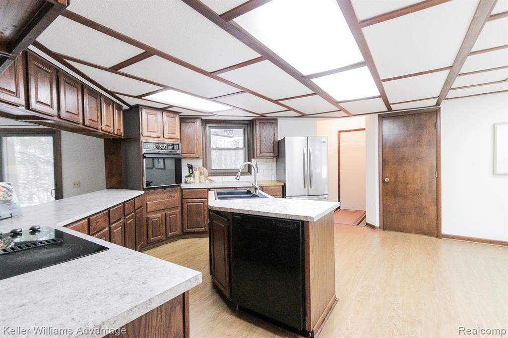 421 BONNIE Circle, Howell, MI 48843 — Photo 10