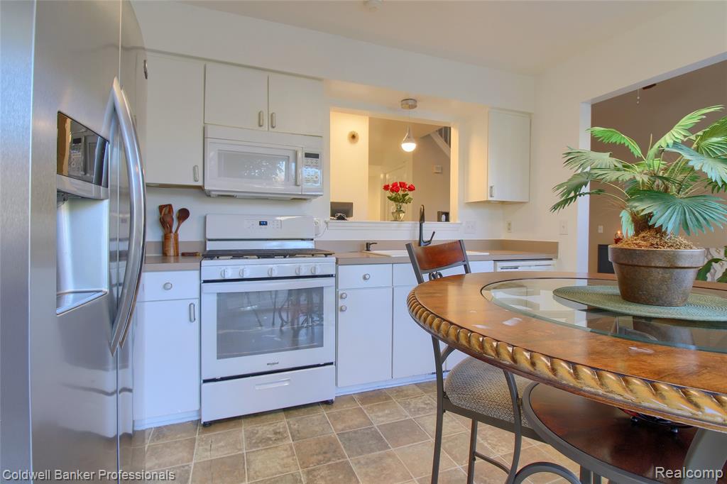 4281 Hunters Circle W, Canton, MI 48188 — Photo 11