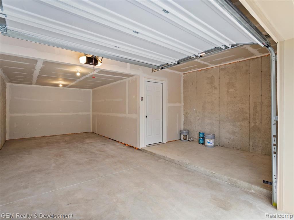 551 VILLAGE Lane, Milford, MI 48381 — Photo 24