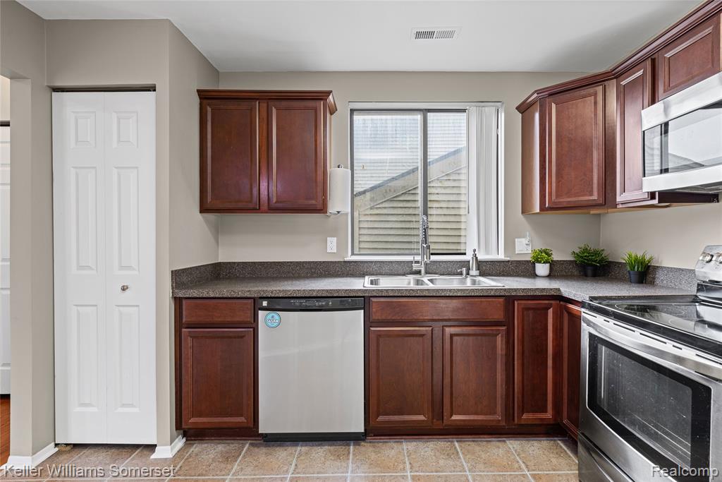 20745 Indian Creek Drive, Farmington Hills, MI 48335 — Photo 19
