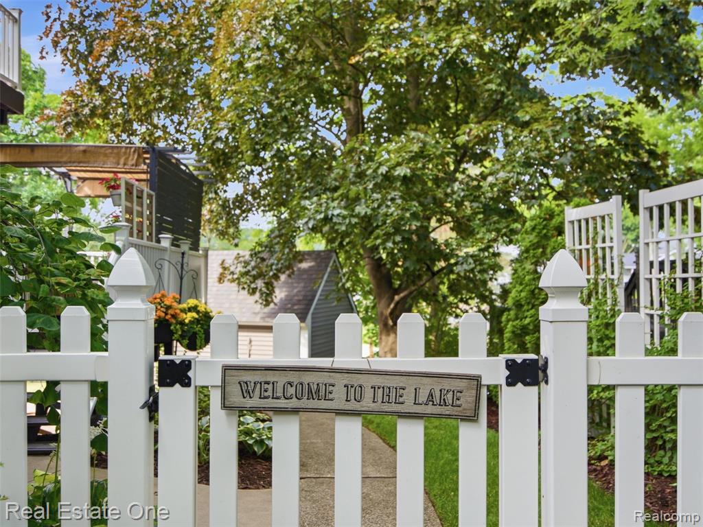 4011 Lotus Drive, Waterford, MI 48329 — Photo 24