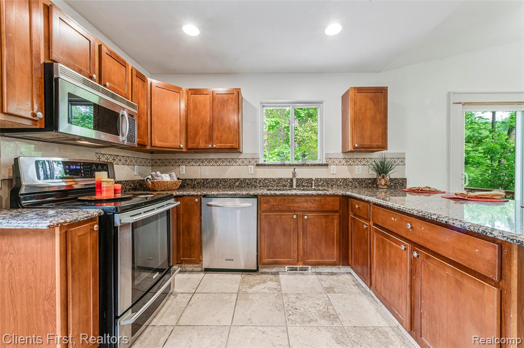 4840 Gilbo Avenue, Waterford, MI 48328 — Photo 14