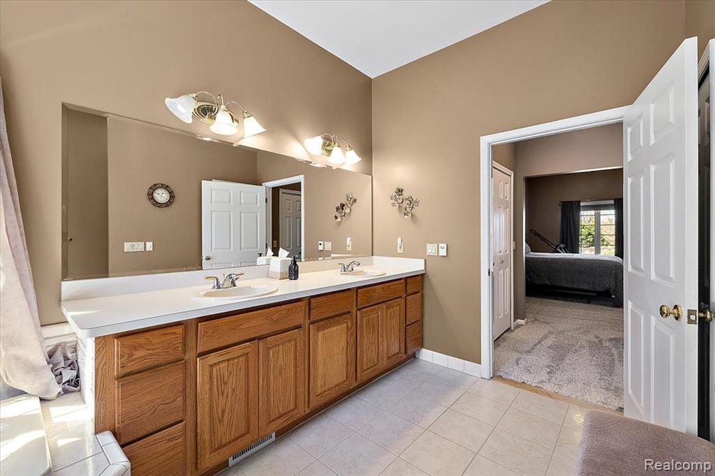 8449 S SHORE Drive, Clarkston, MI 48348 — Photo 31