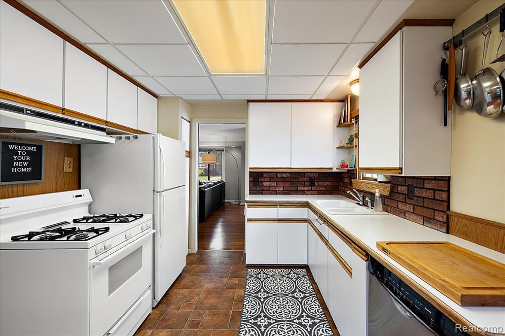 436 W Sunnybrook Drive, Royal Oak, MI 48073 — Photo 14