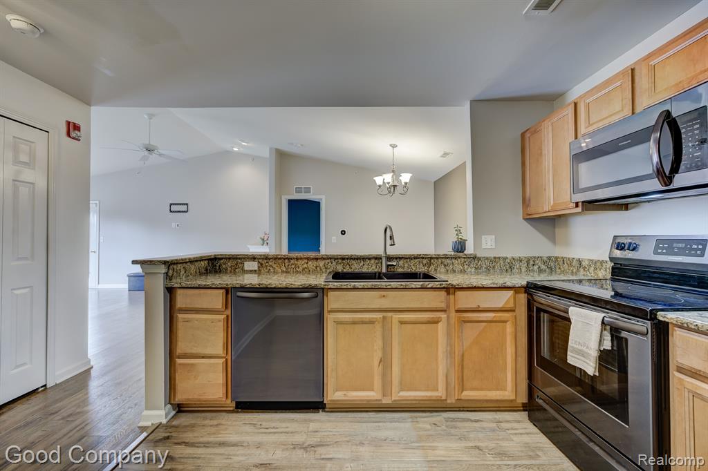 29567 NOTTINGHAM Circle, Livonia, MI 48152 — Photo 15