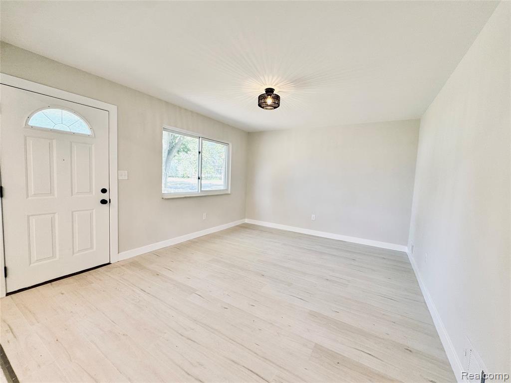 5692 N Globe Street, Westland, MI — Photo 2