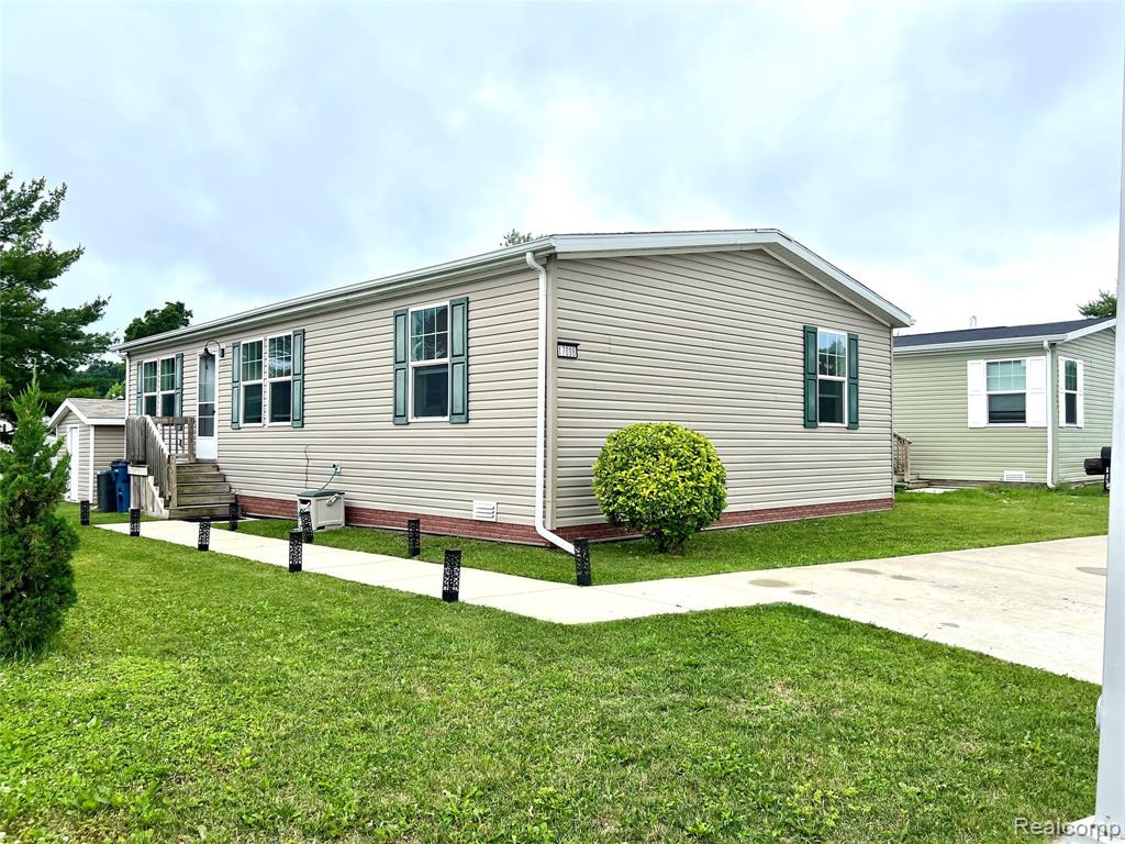 17096 Detroiter Ave, Davisburg, MI 48350