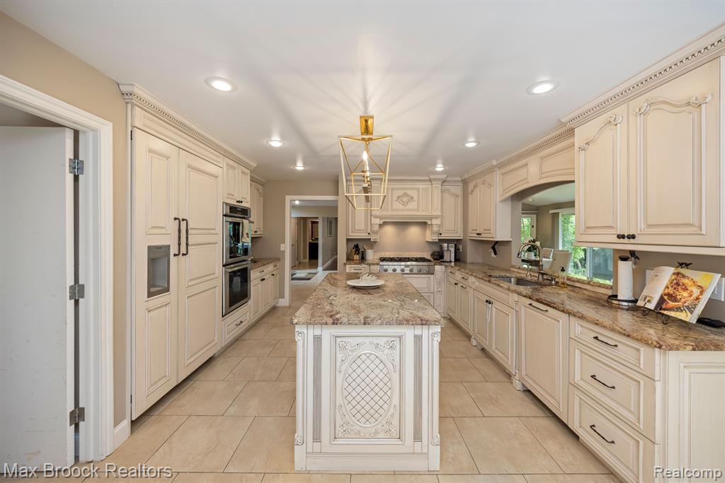 4619 MAURA Lane, West Bloomfield, MI 48323 — Photo 11