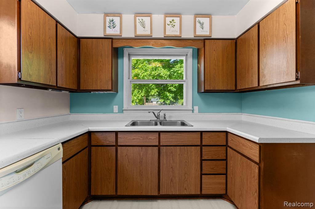 9144 Walnut Drive, Whitmore Lake, MI 48189 — Photo 17