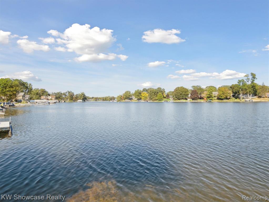 688 Wolverine Drive, Walled Lake, MI 48390 — Photo 11