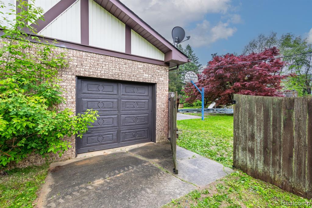 59663 PETTENGILL Drive, New Hudson, MI 48165 — Photo 21