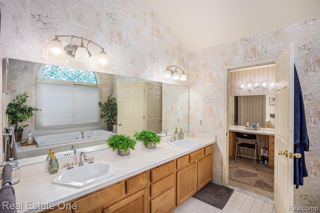 7476 Colchester Lane, West Bloomfield, MI — Photo 19